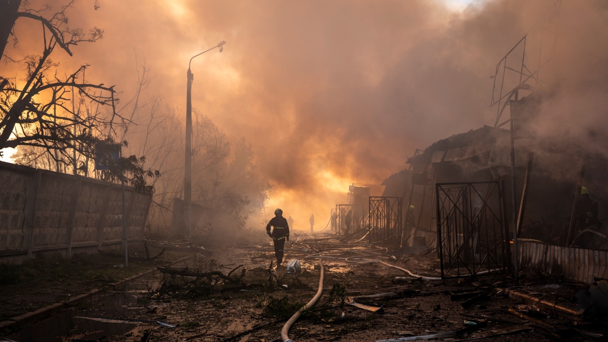 Detriti di drone causano incendio in un deposito di petrolio nella regione russa di Krasnodar
