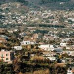 Dodici insegnanti noleggiano imbarcazioni private per raggiungere Ischia dopo il guasto del traghetto