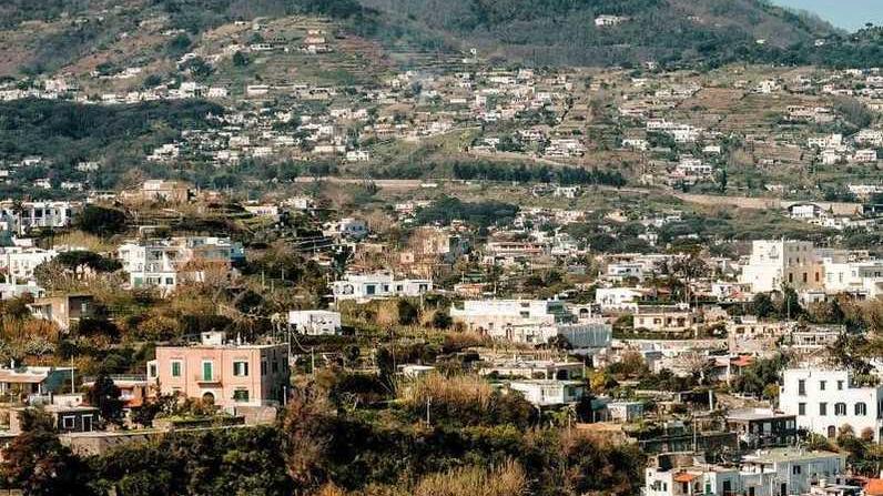 Dodici insegnanti noleggiano imbarcazioni private per raggiungere Ischia dopo il guasto del traghetto