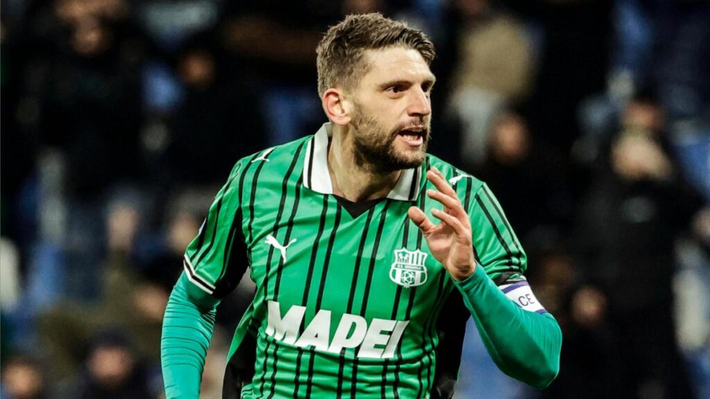 Domenico Berardi soccorre un ciclista ferito al Forte dei Marmi mentre altri ignorano la situazione