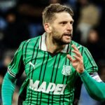 Domenico Berardi soccorre un ciclista ferito al Forte dei Marmi mentre altri ignorano la situazione