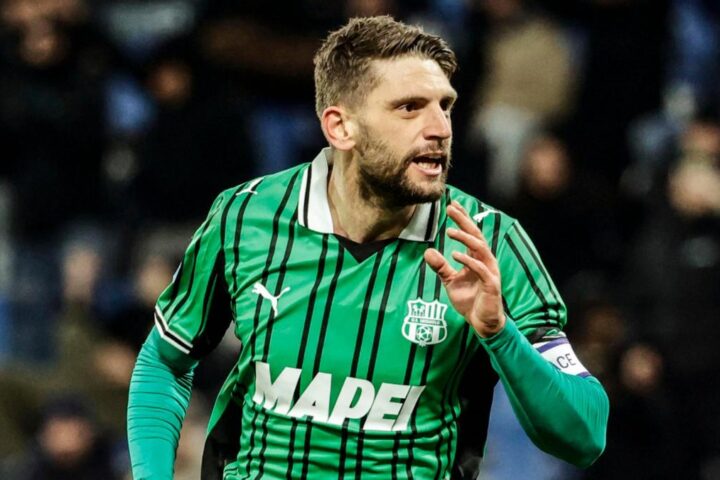 Domenico Berardi soccorre un ciclista ferito al Forte dei Marmi mentre altri ignorano la situazione