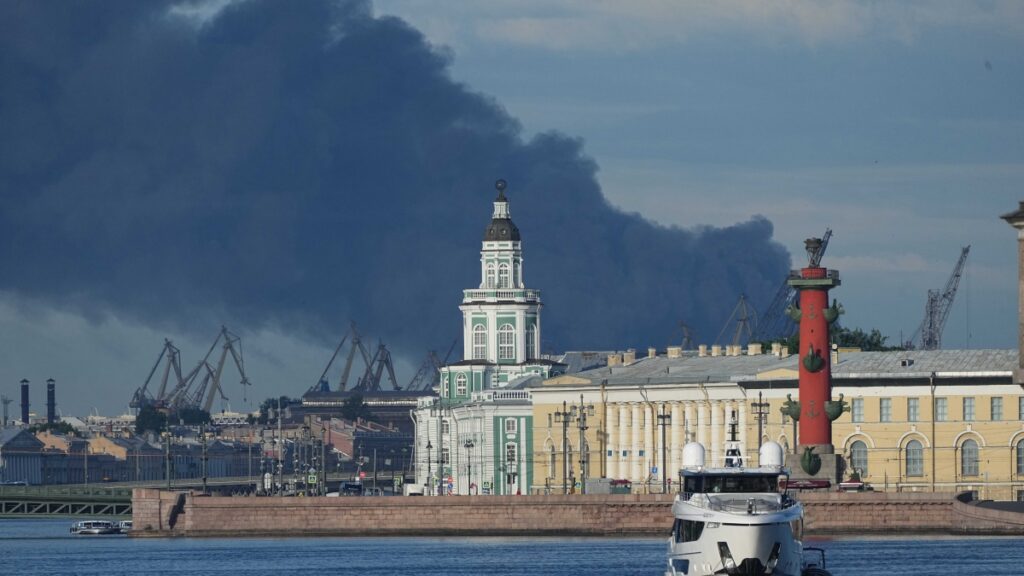 Droni ucraini colpiscono San Pietroburgo mentre Londra, Parigi e Berlino pianificano negoziati con Putin