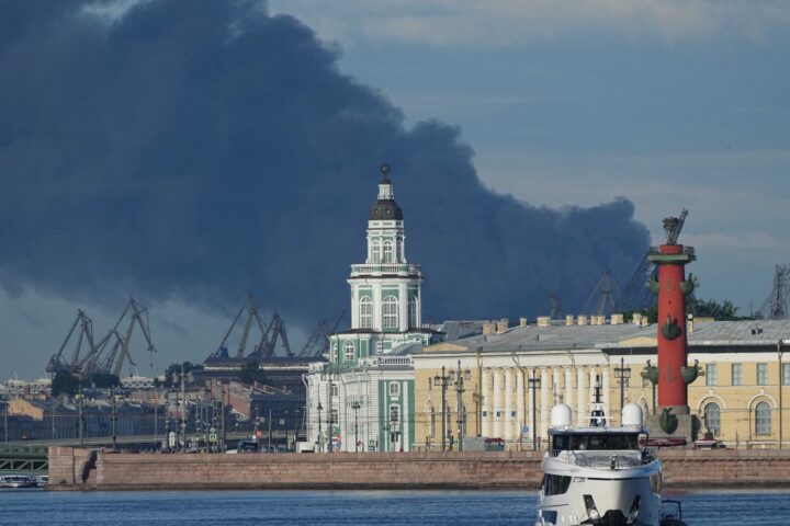 Droni ucraini colpiscono San Pietroburgo mentre Londra, Parigi e Berlino pianificano negoziati con Putin