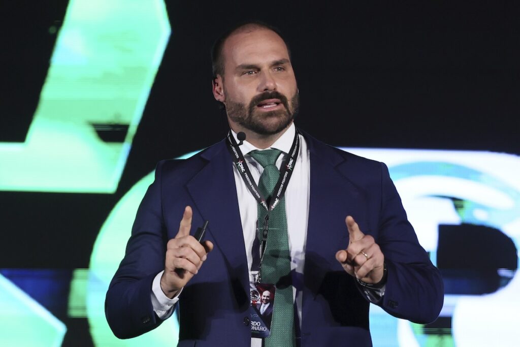 Eduardo Bolsonaro condannato a quattro anni per tentativo di influenzare il processo contro il padre Jair Bolsonaro