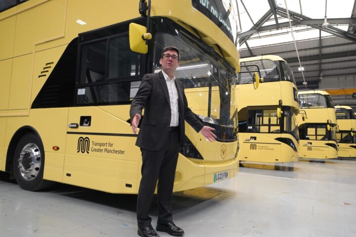 Elettori a Makerfield, Burnham sfida Starmer per il seggio a Westminster