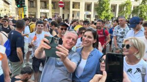 Elly Schlein al Gay Pride di Milano: "L’omotransfobia uccide, serve una legge urgente"