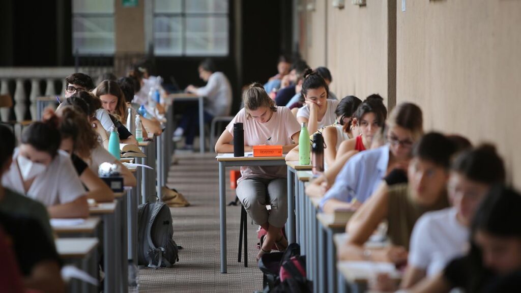 Esami di maturità 2026: 527.747 studenti affrontano la prima prova scritta con sette tracce disponibili
