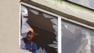 Esplosioni a Kiev: attacchi russi con missili balistici causano feriti e incendi