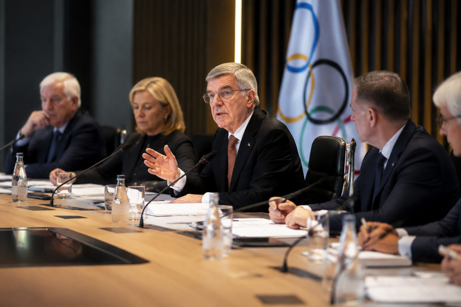 Il CIO valuta modifiche alla Carta Olimpica per rafforzare la neutralità, possibile effetto sugli atleti russi