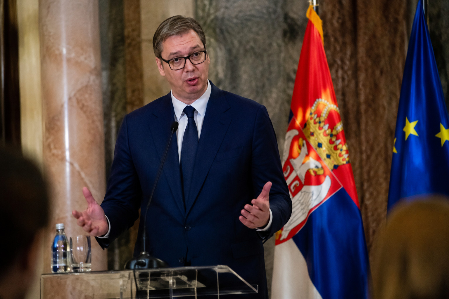 Vucic difende il regime senza visti per i russi: nuova spaccatura con l’Ue e rischi per l’Italia