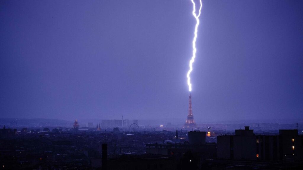 Fulmine colpisce la Tour Eiffel mentre violenti temporali scuotono Parigi e il nord della Francia