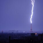 Fulmine colpisce la Tour Eiffel mentre violenti temporali scuotono Parigi e il nord della Francia