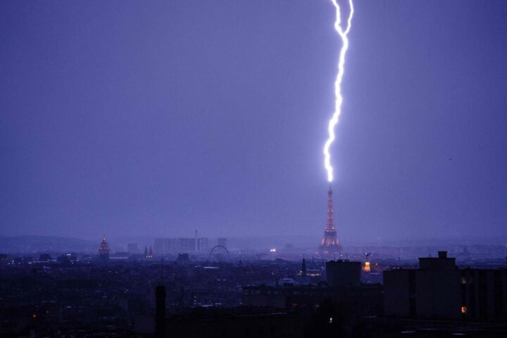 Fulmine colpisce la Tour Eiffel mentre violenti temporali scuotono Parigi e il nord della Francia