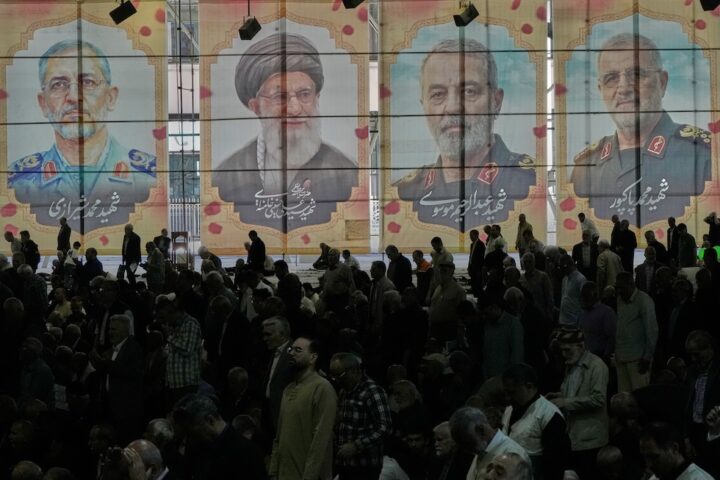 Funerali di stato per Ali Khamenei a Teheran mentre il regime iraniano intensifica la repressione del dissenso