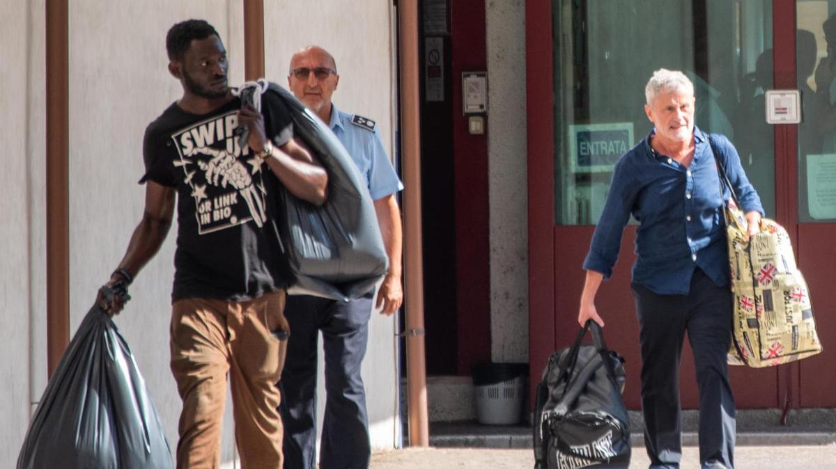Gianni Alemanno esce dal carcere di Rebibbia dopo un anno e mezzo per traffico d'influenze illecite