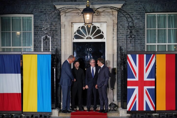 I cinque punti di Starmer, Merz e Macron per la pace in Ucraina, Zelensky propone «congelare il fronte»