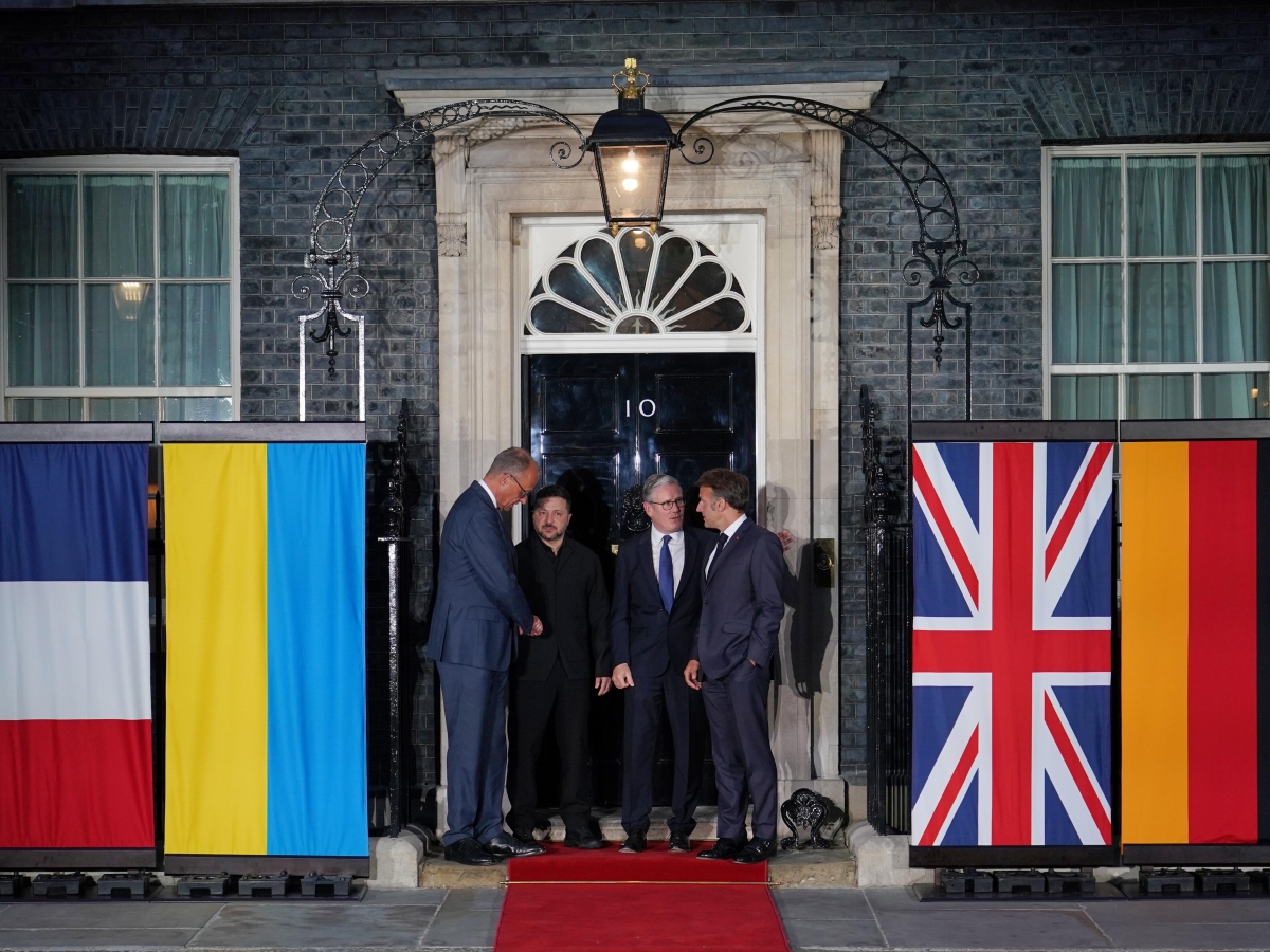 I cinque punti di Starmer, Merz e Macron per la pace in Ucraina, Zelensky propone «congelare il fronte»