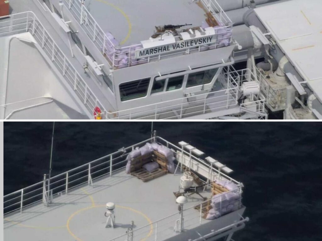 I russi utilizzano sacchetti di sabbia e mitragliatrici per difendere la nave cisterna Marshal Vasilevskij