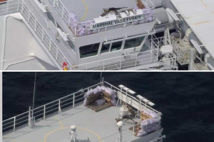 I russi utilizzano sacchetti di sabbia e mitragliatrici per difendere la nave cisterna Marshal Vasilevskij