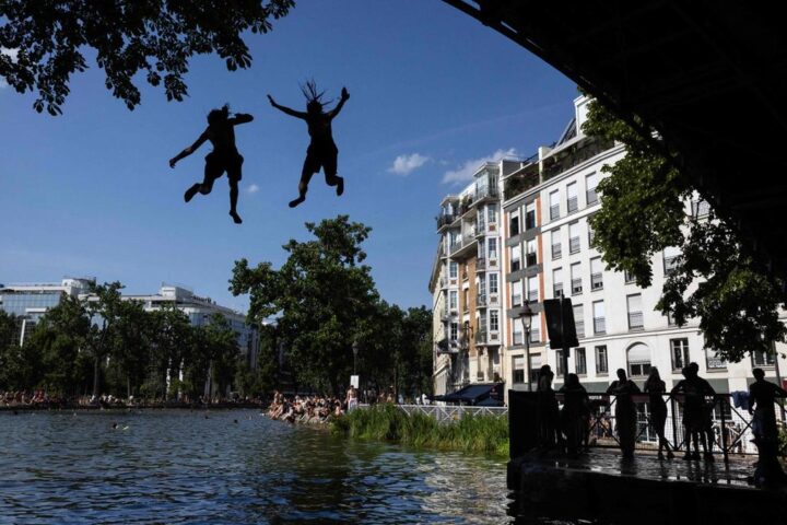 Il caldo africano record continua a mietere vittime in Francia, con 20 morti per annegamento