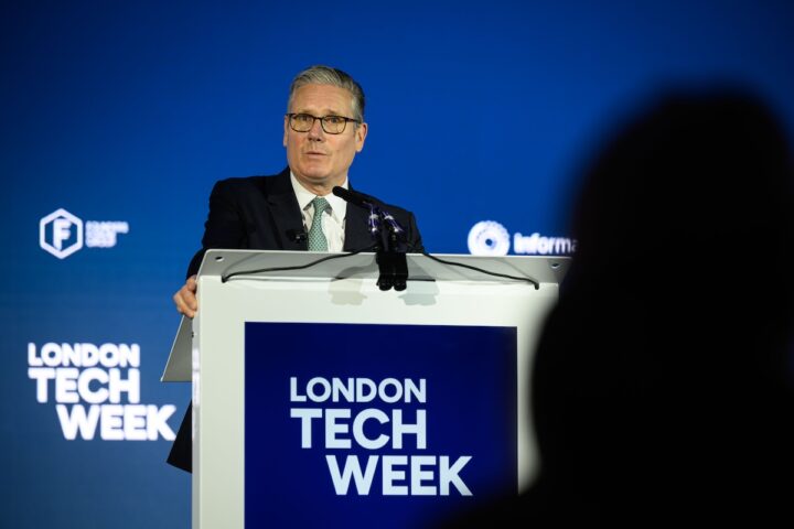 Il governo britannico impone a tech company sistemi per bloccare foto di nudi sui telefoni dei minorenni