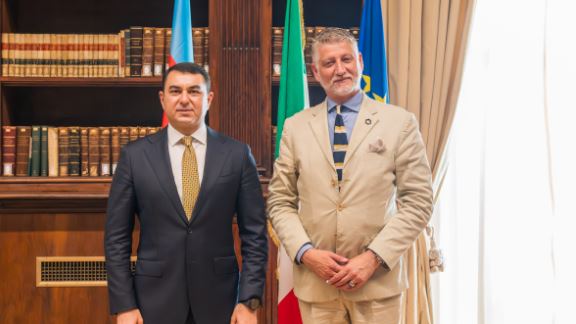 Il ministro Giuli incontra il collega azero Karimli: la cultura come chiave per rafforzare il partenariato