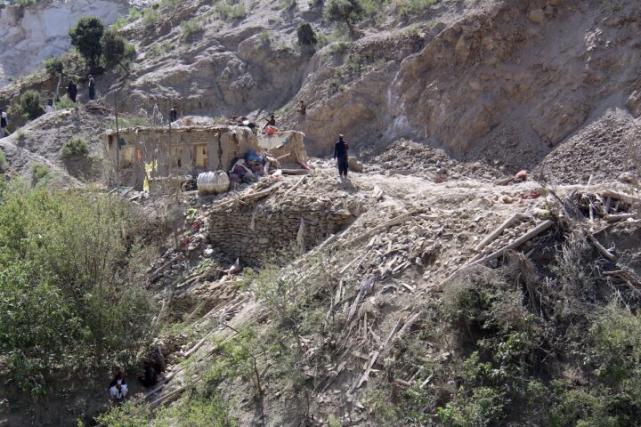 Il Pakistan bombarda l'Afghanistan: 36 vittime in due attacchi aerei nelle regioni di confine