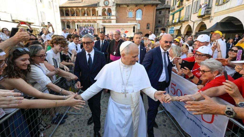 Il Papa a Pavia invoca contro il bullismo e l'odio, accogliendo 15mila fedeli