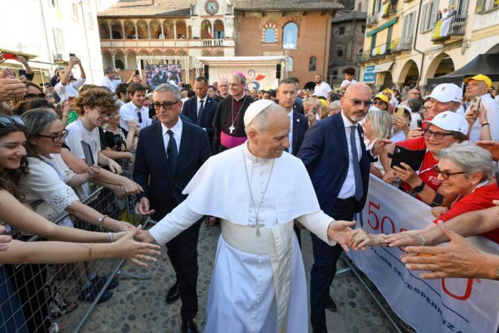 Il Papa a Pavia invoca contro il bullismo e l'odio, accogliendo 15mila fedeli