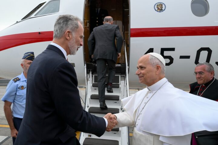 Il papa ritorna in Italia su un aereo prestato dal re di Spagna per guasto tecnico del suo volo