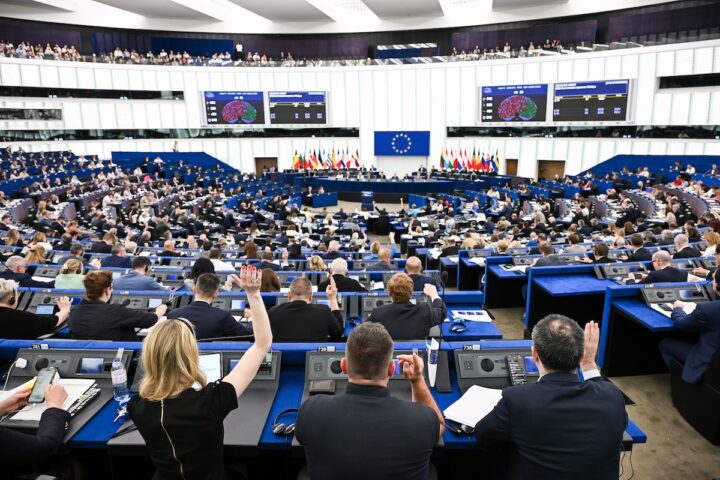 Il Parlamento Europeo approva un nuovo regolamento sui rimpatri, predisponendo centri di detenzione extra Ue