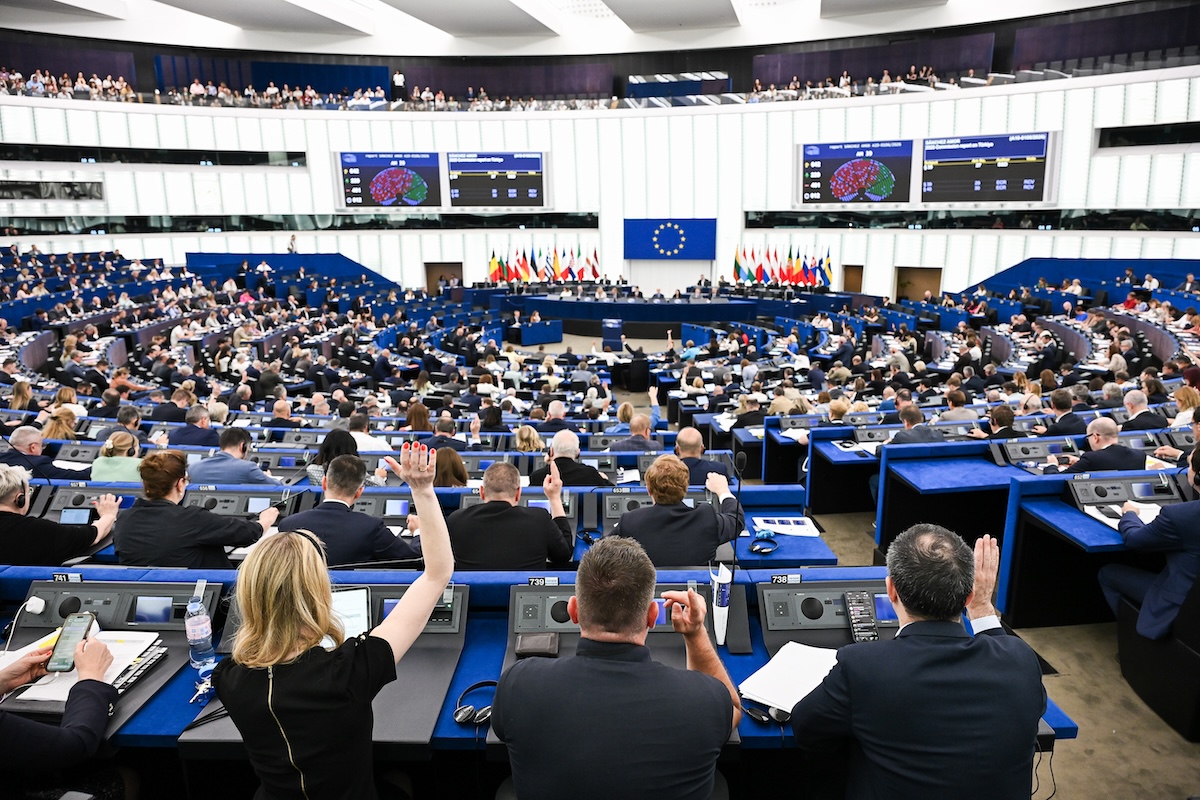 Il Parlamento Europeo approva un nuovo regolamento sui rimpatri, predisponendo centri di detenzione extra Ue
