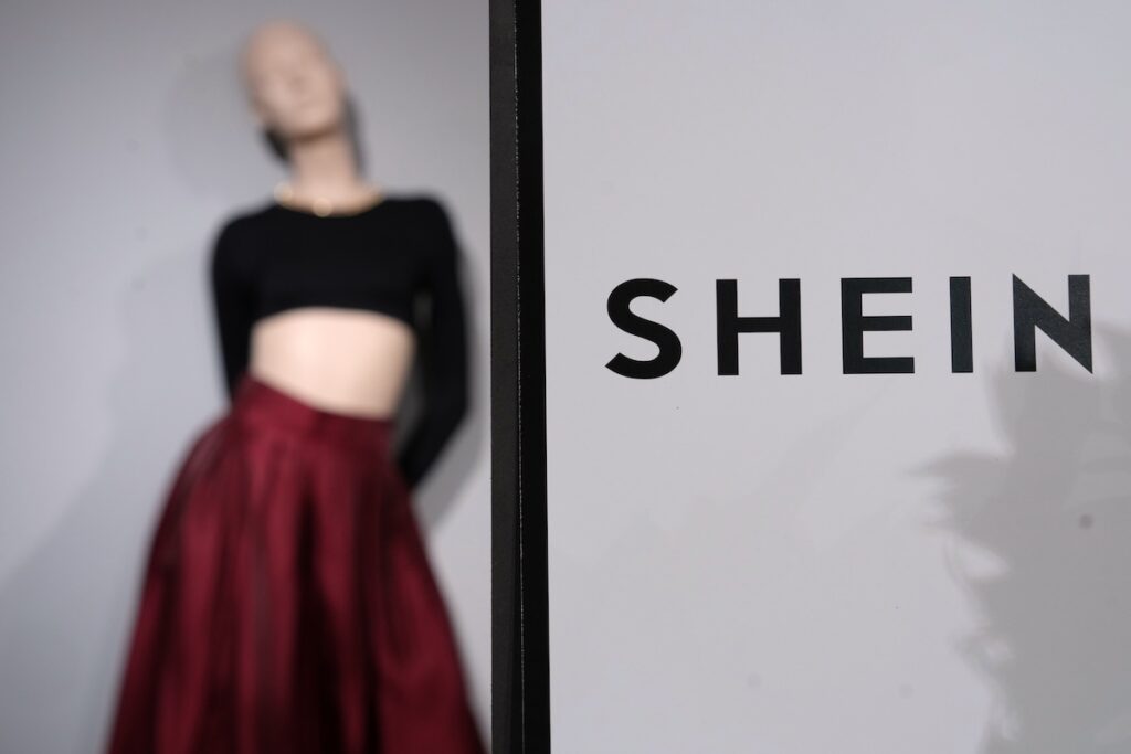 Il parlamento francese approva una legge per regolamentare le aziende di ultra-fast fashion come Shein