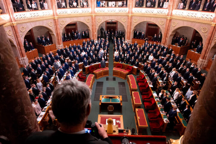 Il parlamento ungherese approva un emendamento che limita a 8 anni il mandato del primo ministro