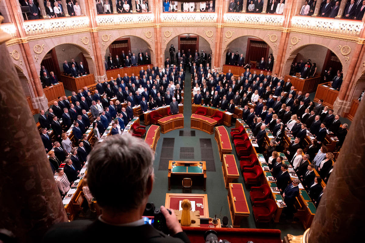 Il parlamento ungherese approva un emendamento che limita a 8 anni il mandato del primo ministro