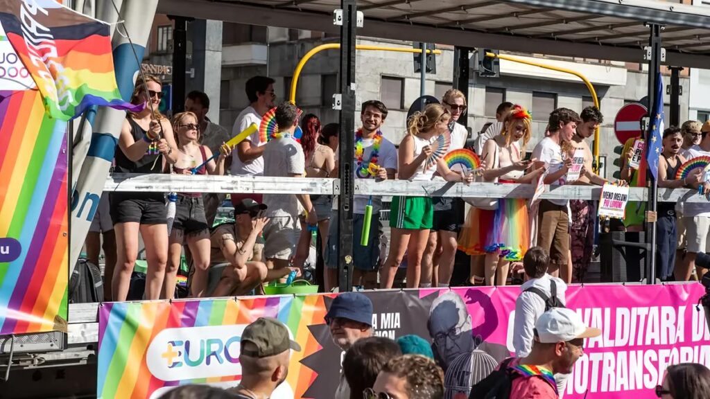 Il Pride di Milano si svolge a 40 gradi, Elly Schlein: “L'omotransfobia uccide”