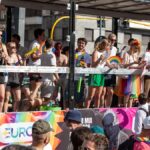 Il Pride di Milano si svolge a 40 gradi, Elly Schlein: “L'omotransfobia uccide”