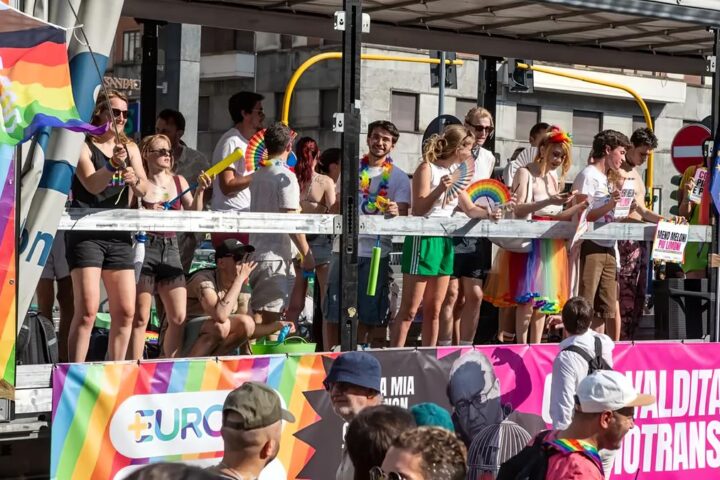 Il Pride di Milano si svolge a 40 gradi, Elly Schlein: “L'omotransfobia uccide”