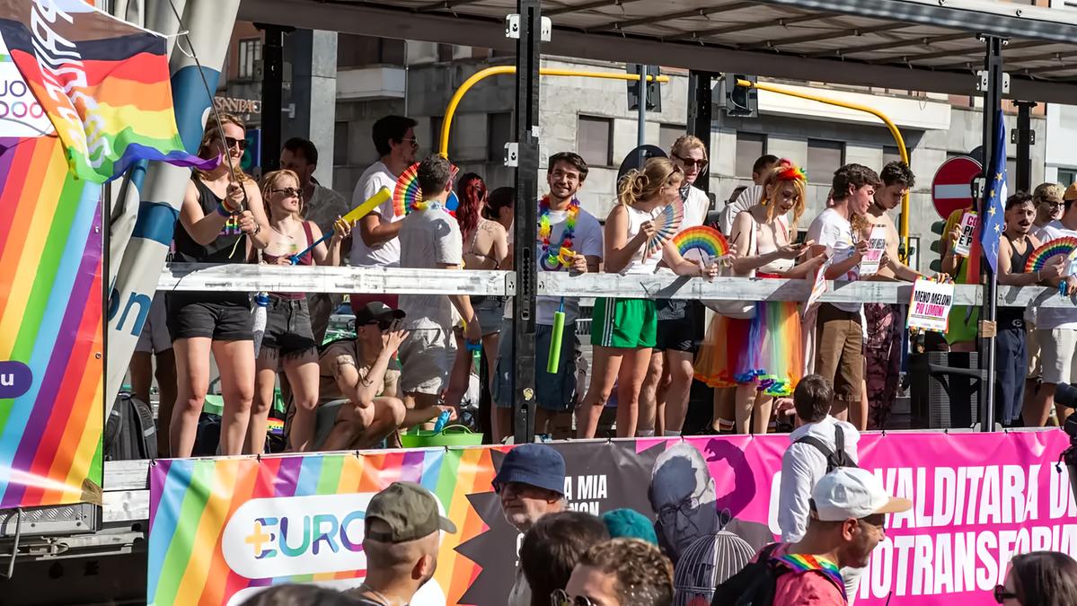 Il Pride di Milano si svolge a 40 gradi, Elly Schlein: “L'omotransfobia uccide”