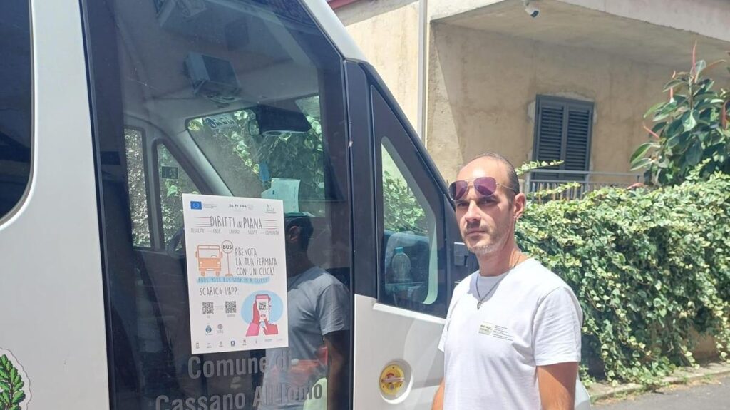 Il pulmino comunale di Cassano allo Ionio parte alle 4 del mattino per aiutare i braccianti