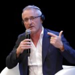 Il rischio di fanatismo in Italia: i casi De Luca e Nevo tra petizioni e boicottaggi