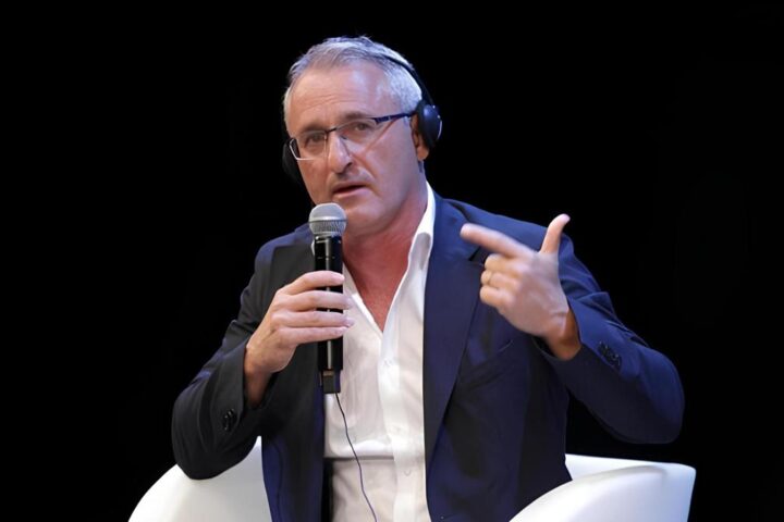 Il rischio di fanatismo in Italia: i casi De Luca e Nevo tra petizioni e boicottaggi