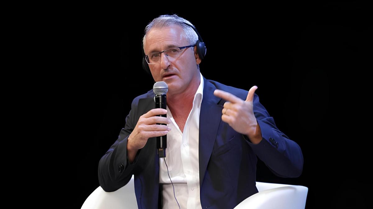 Il rischio di fanatismo in Italia: i casi De Luca e Nevo tra petizioni e boicottaggi