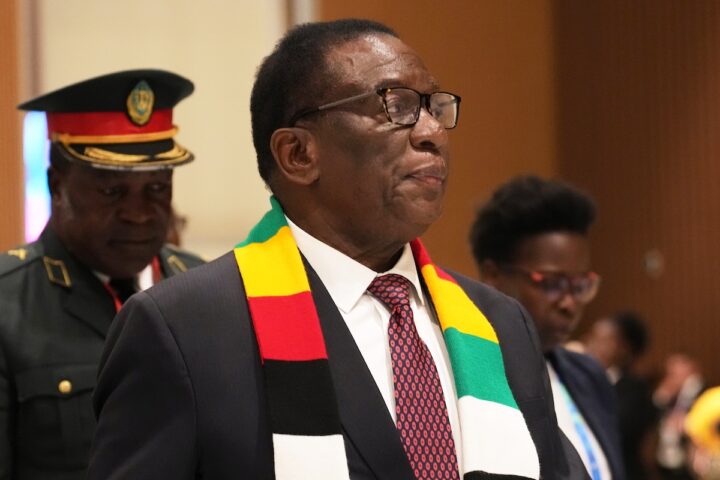Il Senato dello Zimbabwe approva riforma per estendere il mandato del presidente Mnangagwa fino al 2030