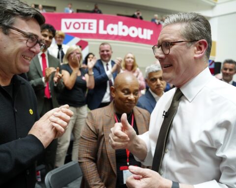 Il sindaco di Manchester Andy Burnham si prepara a sostituire Keir Starmer dopo le dimissioni del primo ministro britannico