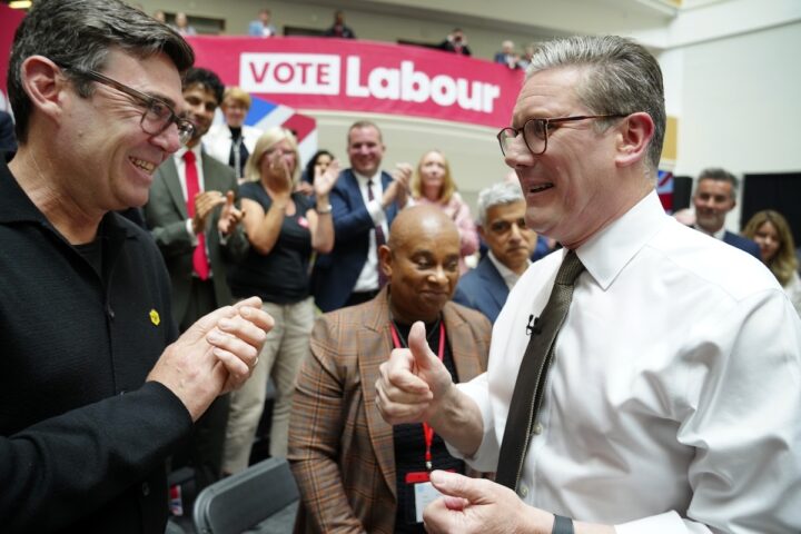 Il sindaco di Manchester Andy Burnham si prepara a sostituire Keir Starmer dopo le dimissioni del primo ministro britannico