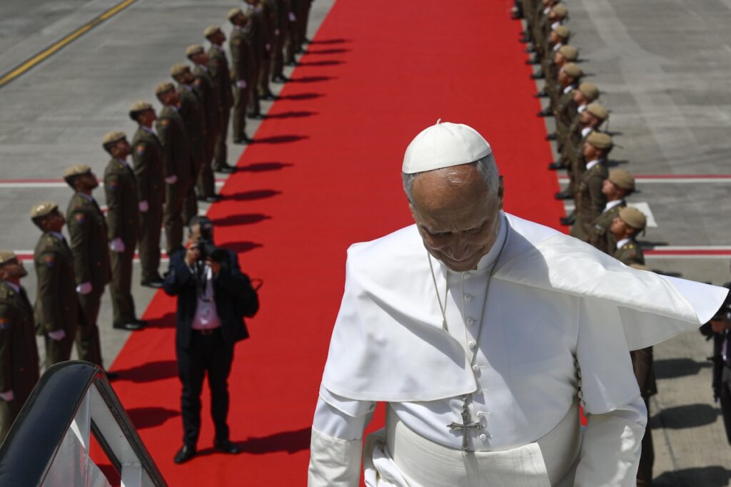 Il viaggio di papa Leone XIV in Spagna: un'attesa fra speranze e delusioni nel panorama politico europeo