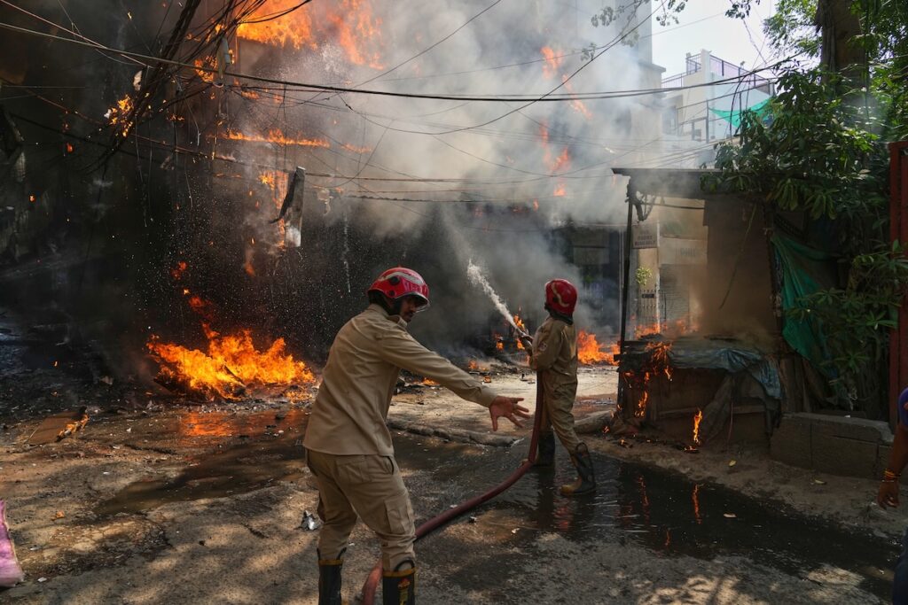 Incendio in un hotel a Delhi: almeno 21 morti e 49 feriti, indagini in corso
