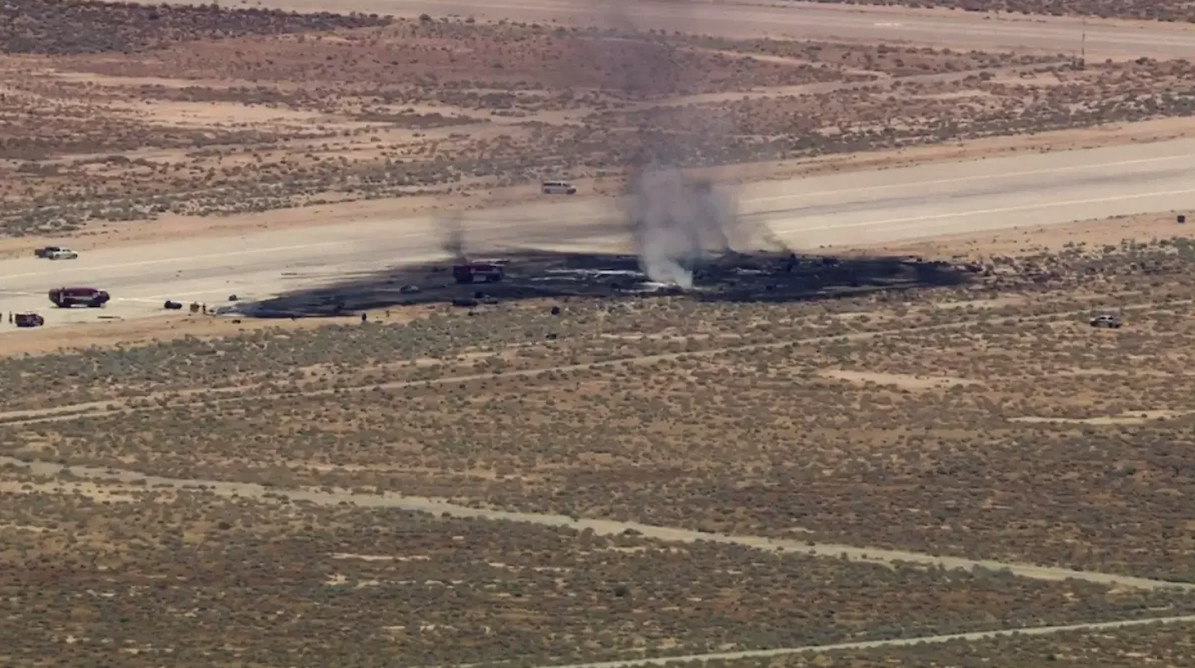 Incidente aereo: un B-52 degli Stati Uniti si schianta vicino a Los Angeles con otto vittime